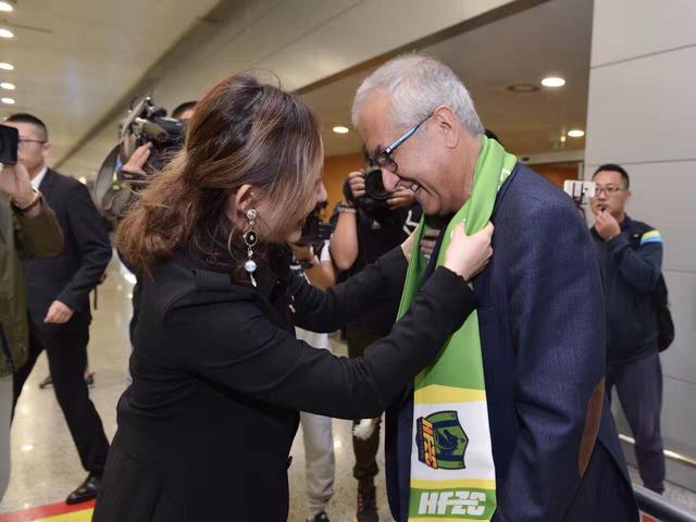 “人生百褶，我自向前”。