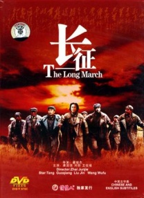 “教主”黄晓明被授予第四届明星公民形象大使，与温心划清界线的他心情开朗，在现场开心玩自拍。