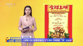 照片中，长发披肩的李梦身穿白色透视娃娃衫，素颜出镜的她清纯又性感；对面的金敏喜身穿黑色BF风外套，齐刘海低马尾造型十分减龄。